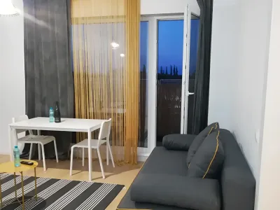 Masa cu scaune living garsoniera inchiriere Sector 1 Bucuresti